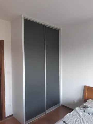 Vstavaná skriňa na mieru do spálne, dvojdverová, antracit