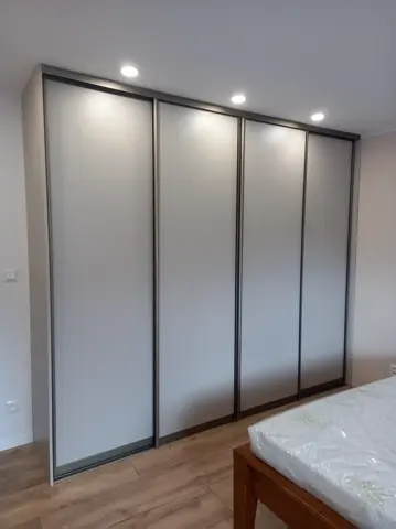 Vstavaná skriňa na mieru do spálne, štvordverová so sklenenou výplňou, sivá