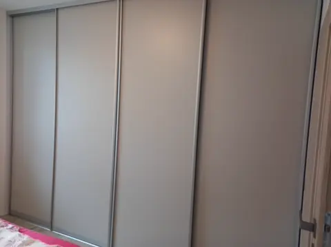Vstavaná skriňa na mieru do spálne, štvordverová s dverami v dekore dreva, sivá
