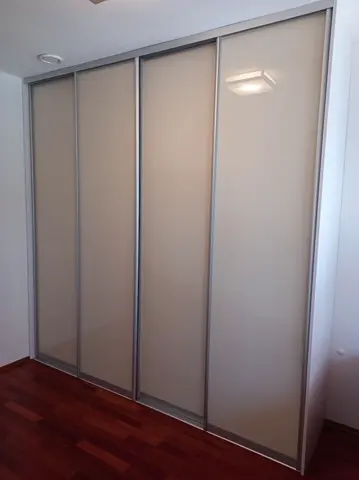 Vstavaná skriňa na mieru do spálne, štvordverová so sklenenou výplňou, biela