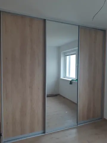 Vstavaná skriňa na mieru do spálne, trojdverová s kombinovanou výplňou dverí v dekore buk