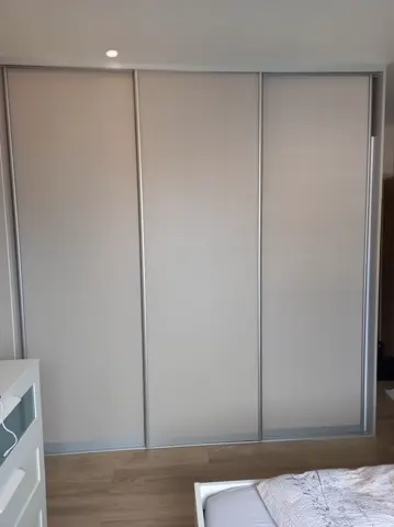 Vstavaná skriňa na mieru do spálne, trojdverová, biela