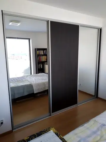Vstavaná skriňa na mieru do spálne, trojdverová s kombinovanou výplňou dverí, kombinácia dekorov
