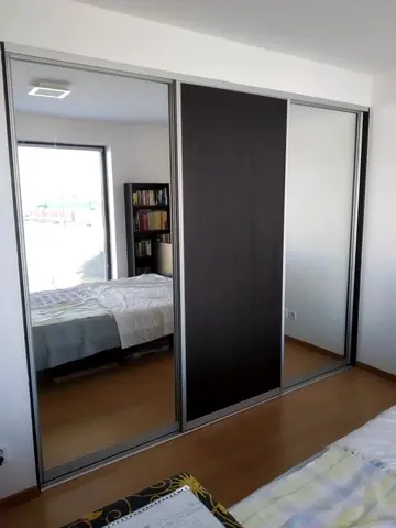 Vstavaná skriňa na mieru do spálne, trojdverová s kombinovanou výplňou dverí, kombinácia dekorov
