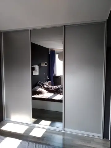 Vstavaná skriňa na mieru do spálne, trojdverová s kombinovanou výplňou dverí, sivá