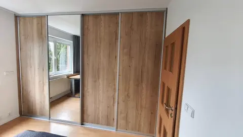 Vstavaná skriňa na mieru do spálne, štvordverová s kombinovanou výplňou dverí v dekore dub
