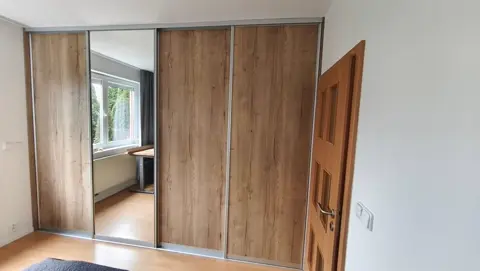 Vstavaná skriňa na mieru do spálne, štvordverová s kombinovanou výplňou dverí v dekore dub