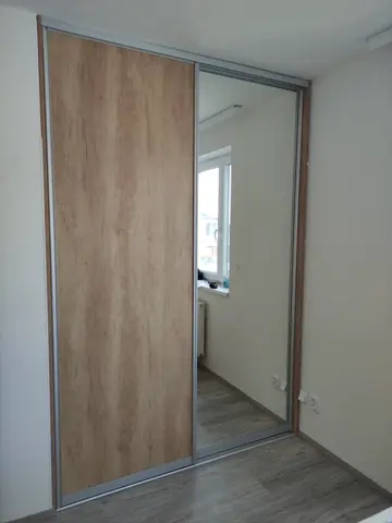 Vstavaná skriňa na mieru do spálne, dvojdverová s kombinovanou výplňou dverí v dekore dub