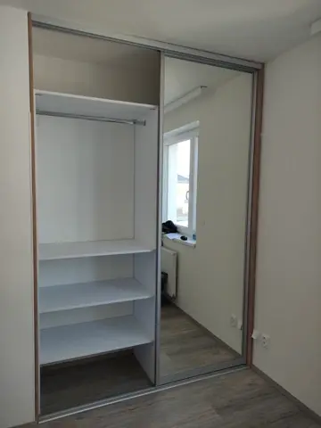 Vstavaná skriňa na mieru do spálne, dvojdverová s kombinovanou výplňou dverí, kombinácia dekorov
