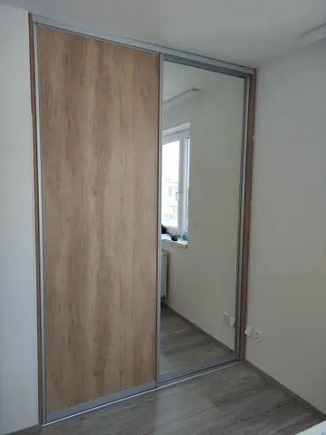 Vstavaná skriňa na mieru do spálne, dvojdverová s kombinovanou výplňou dverí v dekore dub