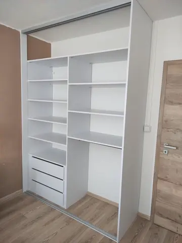 Vstavaná skriňa na mieru do spálne s kombinovanou výplňou dverí, biela