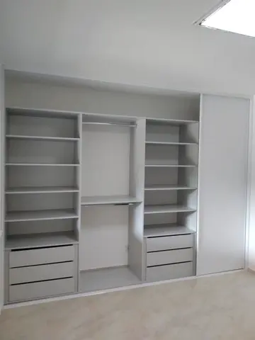 Vstavaná skriňa na mieru do spálne s kombinovanou výplňou dverí, sivá