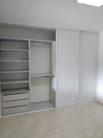 Vstavaná skriňa na mieru do spálne s kombinovanou výplňou dverí, sivá