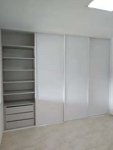 Vstavaná skriňa na mieru do spálne, trojdverová s kombinovanou výplňou dverí, sivá