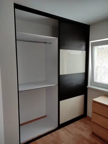 Vstavaná skriňa na mieru do spálne, dvojdverová s kombinovanou výplňou dverí, kombinácia dekorov