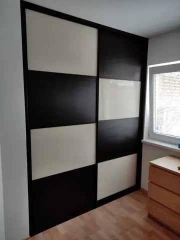 Vstavaná skriňa na mieru do spálne, dvojdverová s kombinovanou výplňou dverí, kombinácia dekorov