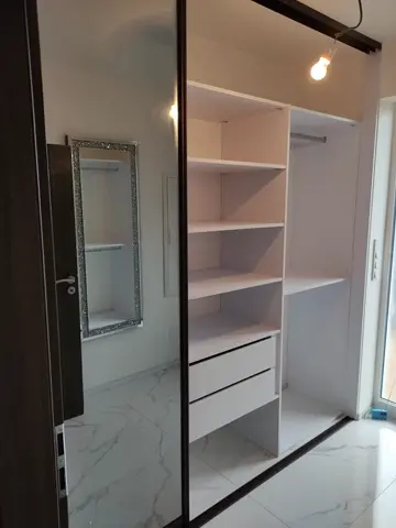 Vstavaná skriňa na mieru do spálne s kombinovanou výplňou dverí, biela