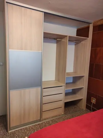 Vstavaná skriňa na mieru do spálne, dvojdverová s kombinovanou výplňou dverí v dekore dub