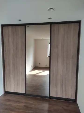 Vstavaná skriňa na mieru do spálne, trojdverová s kombinovanou výplňou dverí, sivá