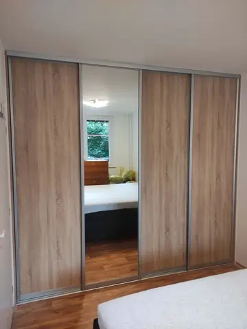 Vstavaná skriňa na mieru do spálne, štvordverová s kombinovanou výplňou dverí v dekore dub