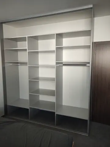 Vstavaná skriňa na mieru do spálne, trojdverová s kombinovanou výplňou dverí, sivá