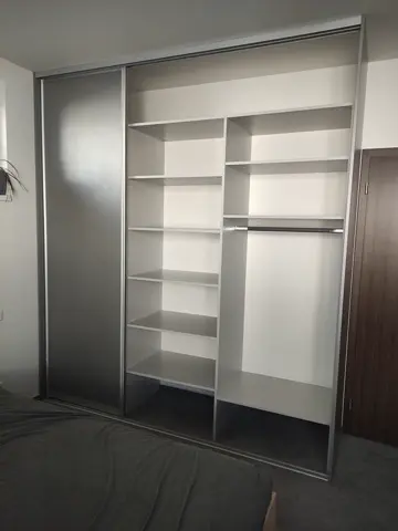 Vstavaná skriňa na mieru do spálne s kombinovanou výplňou dverí, sivá