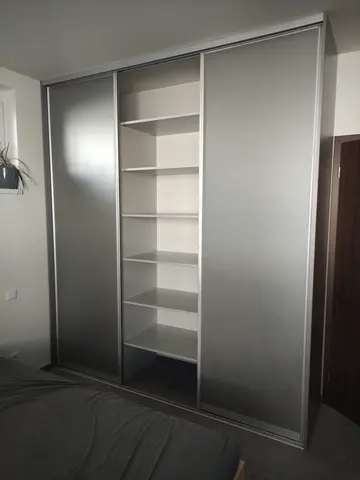 Vstavaná skriňa na mieru do spálne, trojdverová s kombinovanou výplňou dverí, sivá