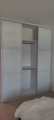 Vstavaná skriňa na mieru do spálne, trojdverová so sklenenou výplňou, biela