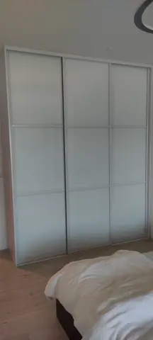 Vstavaná skriňa na mieru do spálne, trojdverová so sklenenou výplňou, biela
