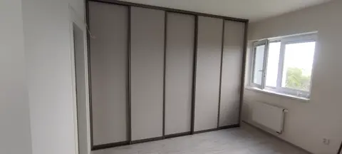 Vstavaná skriňa na mieru do spálne, päť a viac dverí, sivá