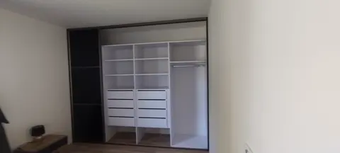 Vstavaná skriňa na mieru do spálne v tmavom dekore wenge
