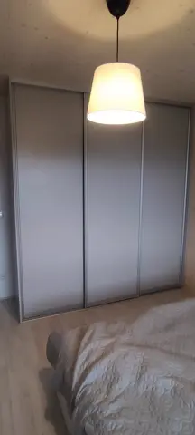 Vstavaná skriňa na mieru do spálne, trojdverová so sklenenou výplňou, sivá