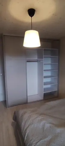 Vstavaná skriňa na mieru do spálne, trojdverová so sklenenou výplňou, sivá