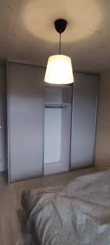 Vstavaná skriňa na mieru do spálne, trojdverová so sklenenou výplňou, sivá