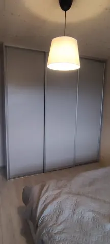 Vstavaná skriňa na mieru do spálne, trojdverová so sklenenou výplňou, sivá