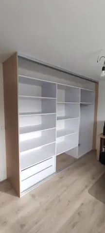 Vstavaná skriňa na mieru do spálne vo svetlom dekore javor