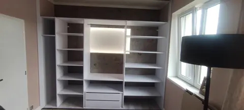 Vstavaná skriňa na mieru do spálne s kombinovanou výplňou dverí, biela