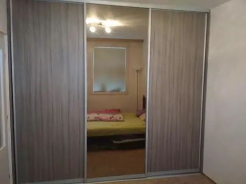 Vstavaná skriňa na mieru do spálne, trojdverová s kombinovanou výplňou dverí, sivá