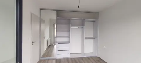 Vstavaná skriňa na mieru do spálne s kombinovanou výplňou dverí, biela