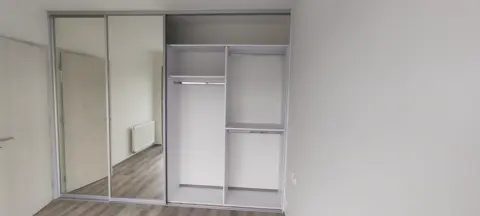 Vstavaná skriňa na mieru do spálne s kombinovanou výplňou dverí, biela