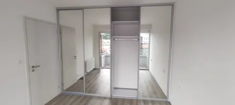 Vstavaná skriňa na mieru do spálne s kombinovanou výplňou dverí, biela