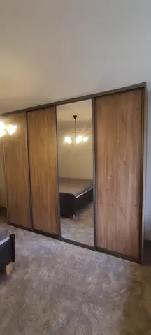 Vstavaná skriňa na mieru do spálne, štvordverová s kombinovanou výplňou dverí v dekore dub