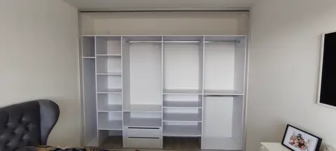 Vstavaná skriňa na mieru do spálne, biela