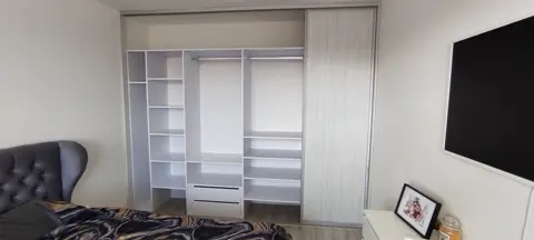 Vstavaná skriňa na mieru do spálne s kombinovanou výplňou dverí, sivá