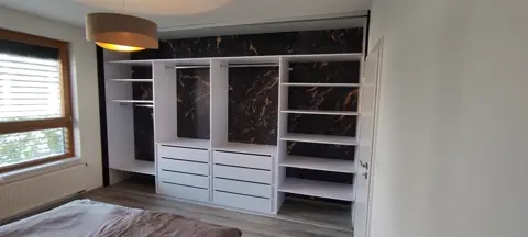 Vstavaná skriňa na mieru do spálne s kombinovanou výplňou dverí, antracit