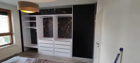 Vstavaná skriňa na mieru do spálne s kombinovanou výplňou dverí, antracit