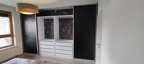 Vstavaná skriňa na mieru do spálne s kombinovanou výplňou dverí, antracit