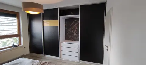 Vstavaná skriňa na mieru do spálne s kombinovanou výplňou dverí, antracit