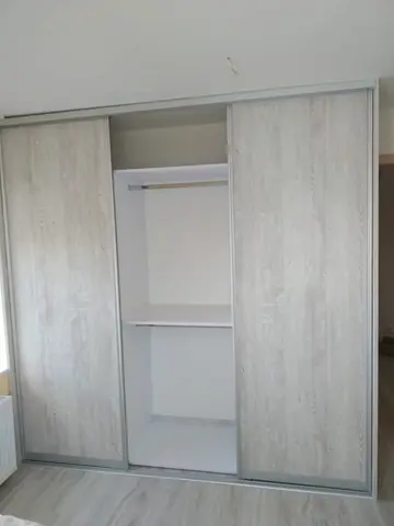 Vstavaná skriňa na mieru do spálne, trojdverová s dverami v dekore javor