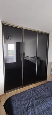 Vstavaná skriňa na mieru do spálne, trojdverová so sklenenou výplňou v tmavom dekore wenge